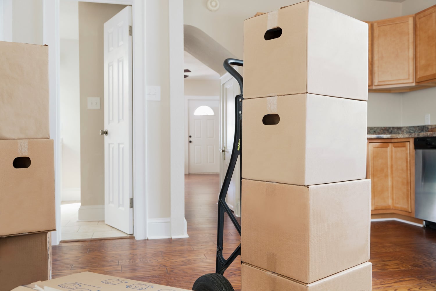 Erfarne renholdere fra Kristiansund Renhold AS utfører grundig flyttevask for bolig